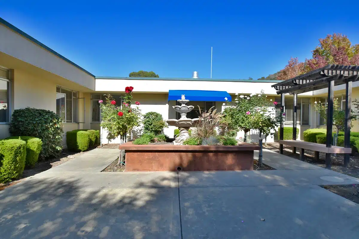 The courtyard at Marin Post Acute